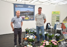 Ludwig Eberspächer en Carsten Strasser van Hauert, een leverancier van meststoffen, demonstreren de mobiele robot van Harvest Automation die zij distribueren. Daarnaast zijn ze ook bezig met het maken van een dispenser op de robot voor de afgifte van meststoffen.